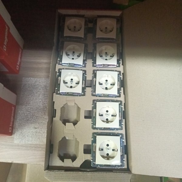 Розетка 2к+з с защитными шторками, Legrand серии Valena, 16А 250В, безвинтовые зажимы. Цвет - слоновая кость. фото покупателя 4