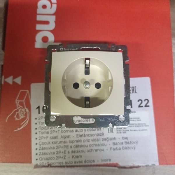 Розетка 2к+з с защитными шторками, Legrand серии Valena, 16А 250В, безвинтовые зажимы. Цвет - слоновая кость. фото покупателя 3