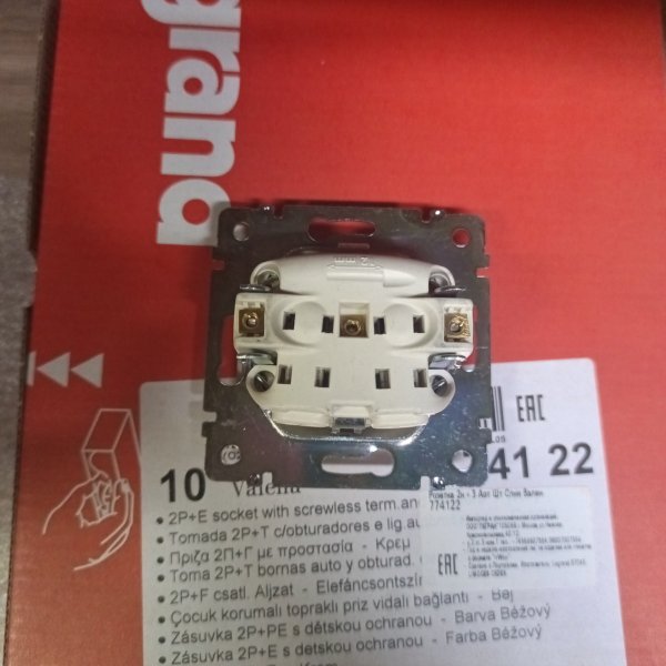 Розетка 2к+з с защитными шторками, Legrand серии Valena, 16А 250В, безвинтовые зажимы. Цвет - слоновая кость. фото покупателя 2