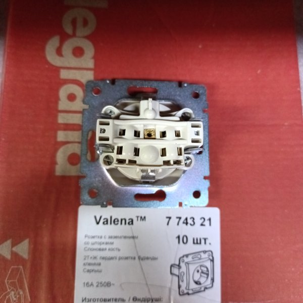 774321 Розетка с заземлением, с защитными шторками. Legrand серии Valena, 16А 250В. Винтовые клеммы, цвет - слоновая кость фото покупателя 3