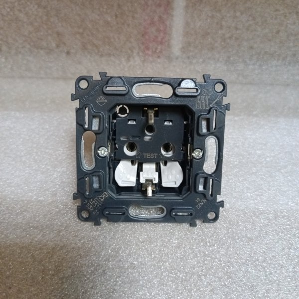 753021 Силовая розетка 16A-250В~ немецкого стандарта 2К+З без шторок, безвинтовые зажимы Legrand Valena In'Matic фото покупателя 5