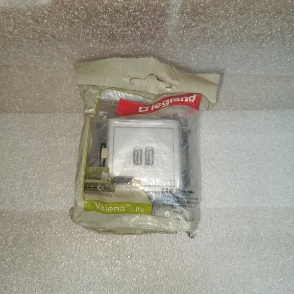 753612 Зарядное устройство с двумя USB разъемами 100-240В~, 50-60Гц, 5В-2400мА алюминий Legrand Valena In'Matic фото покупателя 1