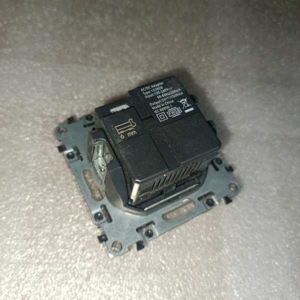 754997 Зарядное устройство с двумя USB разъемами 100-240В~, 50-60Гц, 5В-2400мА алюминий Legrand Valena In'Matic фото покупателя 1