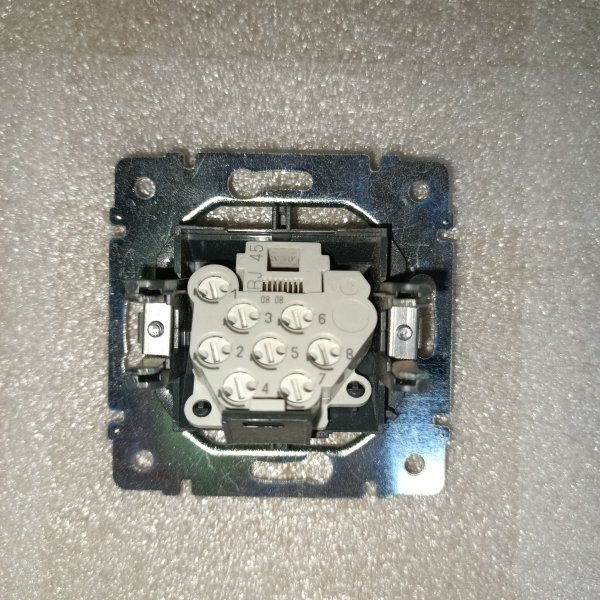 Механизм телекоммутационной розетки RJ 45 ISDN с металлическим суппортом, Legrand Galea Life фото покупателя 1