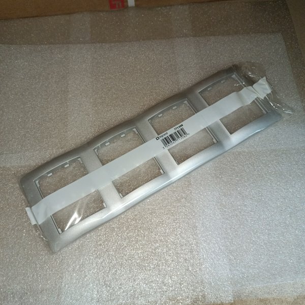 Вертикальная рамка (771308) на 4 поста алюминиевого цвета фирмы Legrand серии Galea Life фото покупателя 2