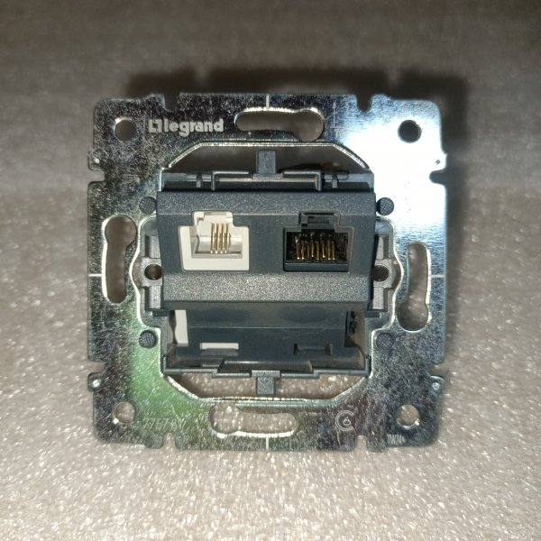 Механизм розетки VDI двойная RJ 45/RJ 11 с металлическим суппортом, монтаж на захватах или на винтах, Legrand Galea Life фото покупателя 2