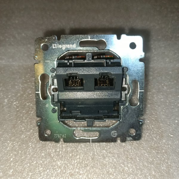 Компьютерная розетка (775762) категории 5Е UTP с двумя разъмами RJ45 для монтажа на винтах фирмы Legrand серии Galea Life фото покупателя 2