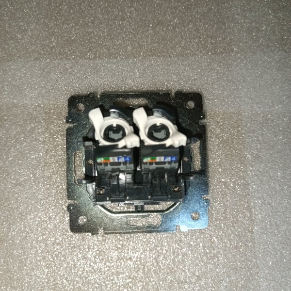Компьютерная розетка (775762) категории 5Е UTP с двумя разъмами RJ45 для монтажа на винтах фирмы Legrand серии Galea Life фото покупателя 1